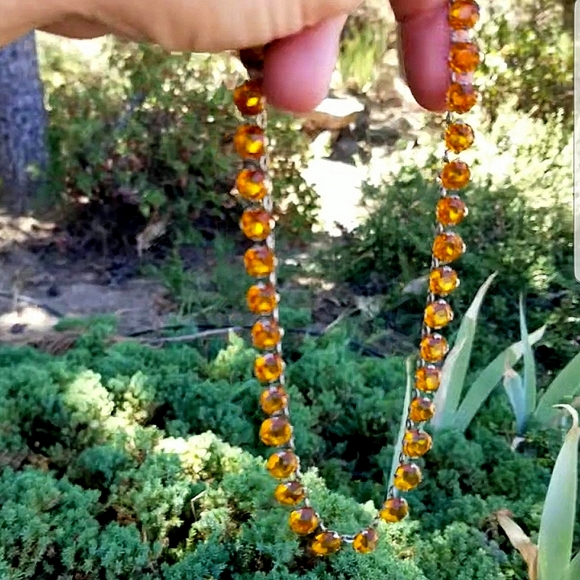 Jewelry - A beautiful vintage crystal necklace